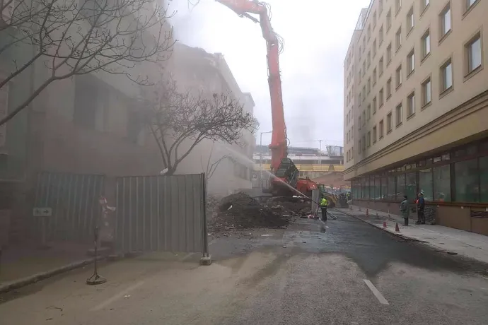 Az épület bontása a Röntgen utca felől – Fotó: budapest13.hu
