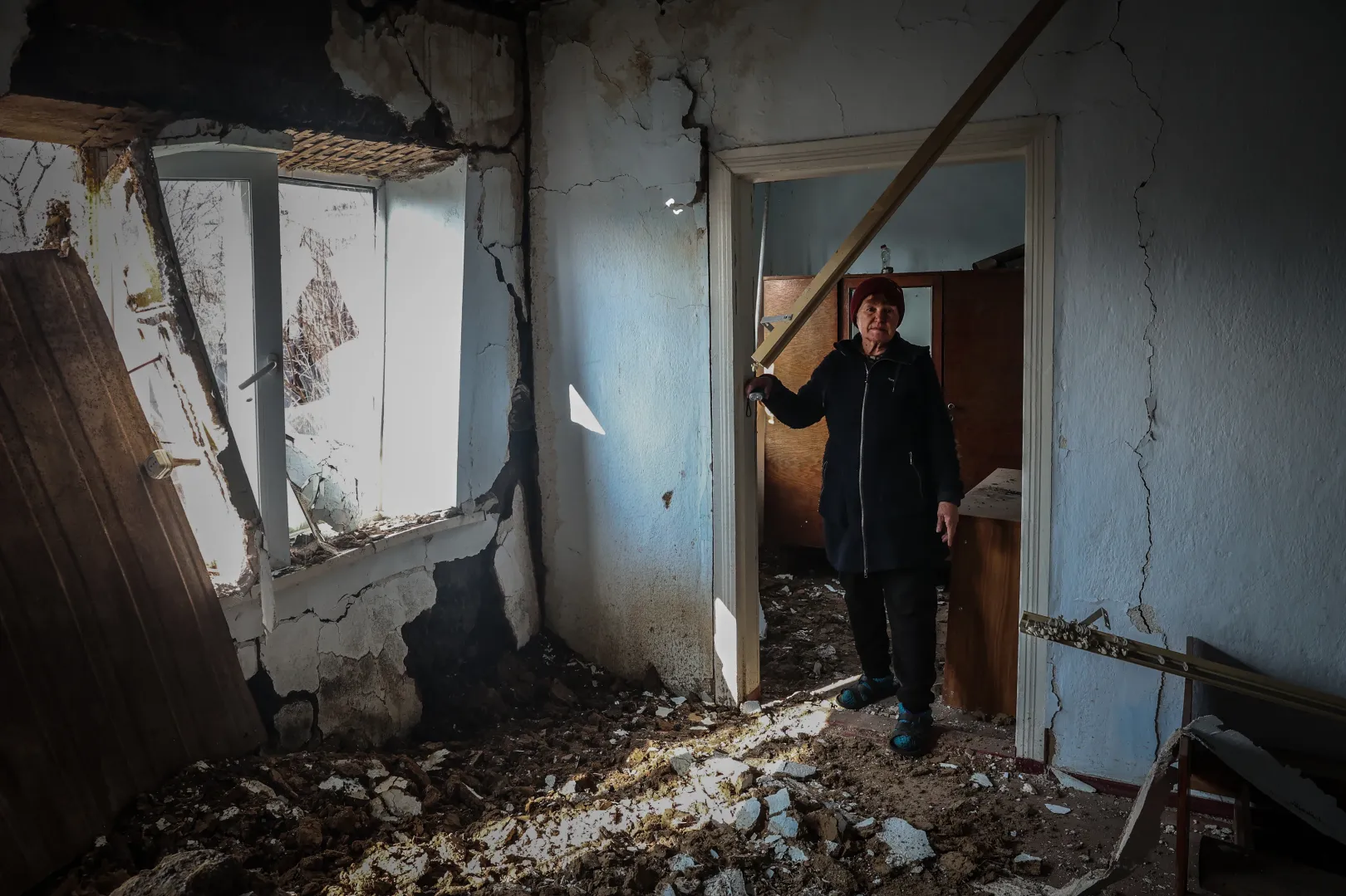 Jelena a szomszéd ház romjainál. Szerinte fontos lenne, hogy Magyarország '56-ra emlékezve szolidárisabb legyen Ukrajnával – Fotó: Huszti István / Telex