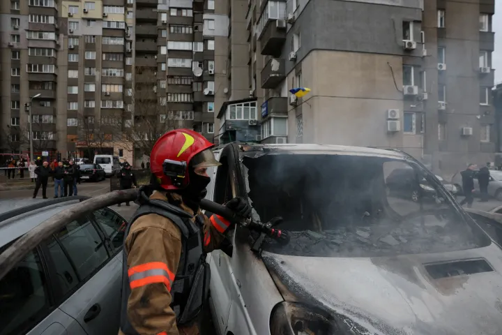 Tűzoltó olt tüzet egy orosz rakétacsapás helyszínén Kijevben 2023. március 9-én, egy orosz rakétacsapást követően – fotó: Gleb Garanich / Reuters