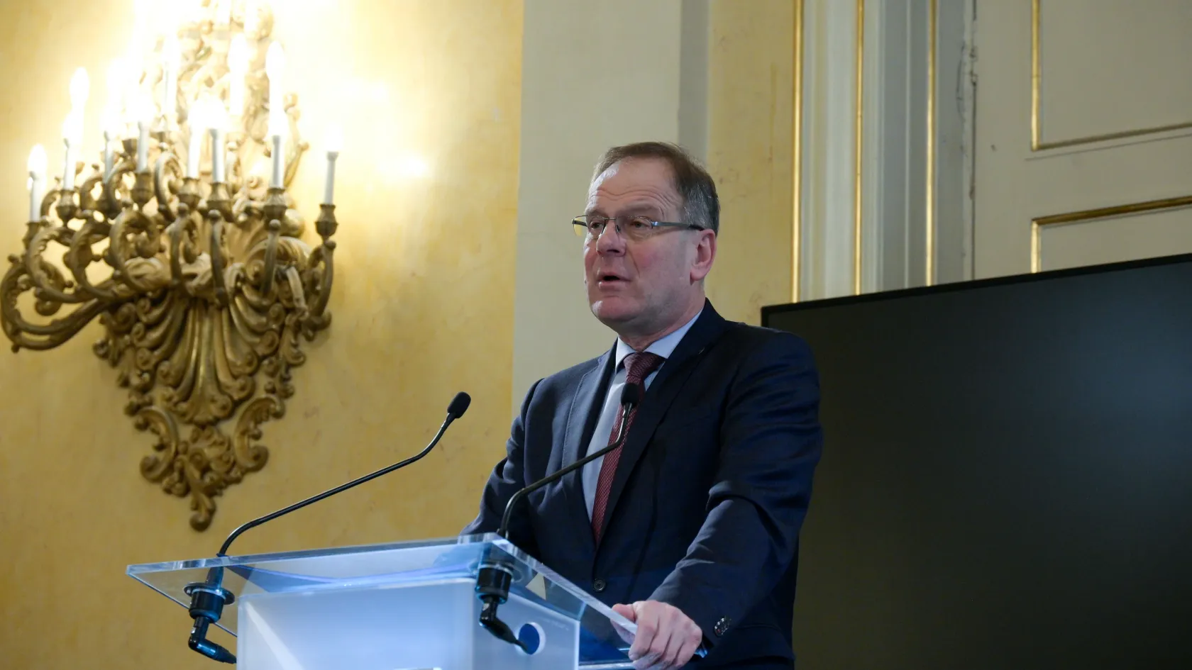 Navracsics szerint az Európai Bizottság április-májusban értékelheti, hogy Magyarország teljesítette-e a vállalásait