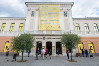 A sepsiszentgyörgyi színház magyar nyelvű díszfelirata miatt büntették a polgármesteri hivatalt