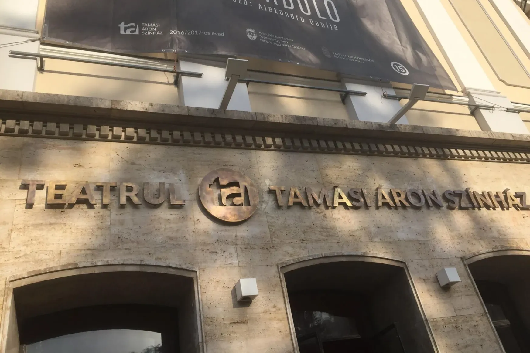 A sepsiszentgyörgyi színház magyar nyelvű díszfelirata miatt büntették a polgármesteri hivatalt