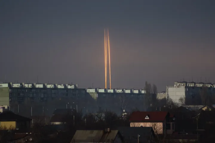 Belgorod térségéből fellőtt orosz rakéták a kelet-ukrajnai Harkivból fényképezve 2023. március 9-én hajnalban – Fotó: Vadim Belikov / AP / MTI