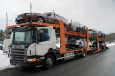 Lettország kétszáz, ittas sofőröktől lefoglalt kocsit ad Ukrajnának
