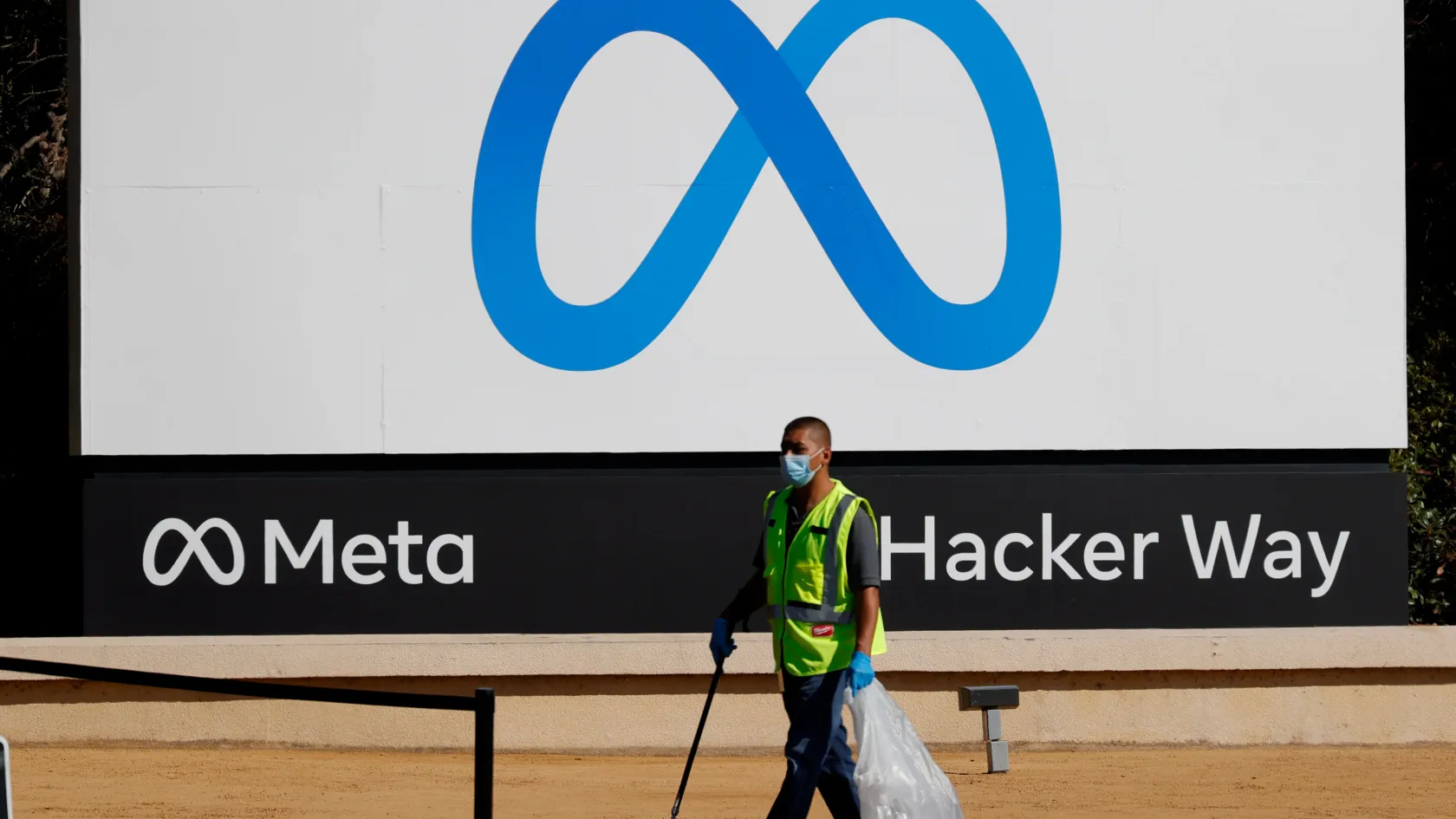 Közel 500 Facebook- és majdnem 100 Instagram-posztot törölt a Meta dezinformáció miatt Magyarországon