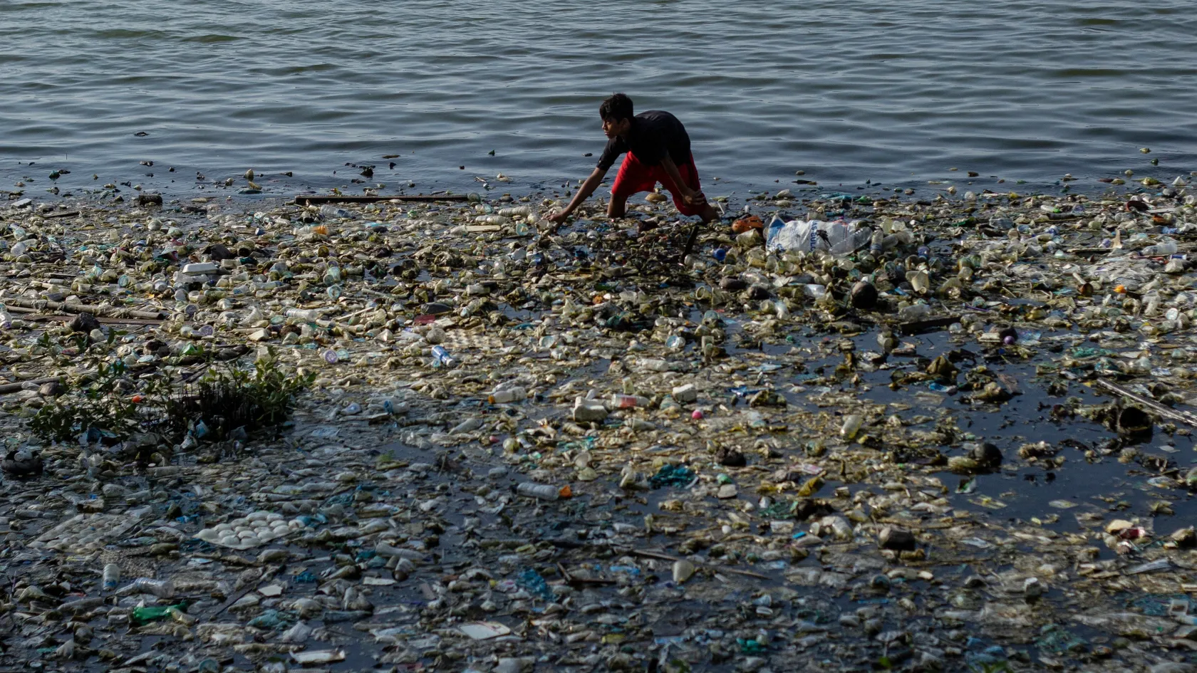 Az óceánok letakarítása sziszifuszi harc, ha továbbra is ilyen ütemben pumpáljuk magunkból a műanyagot