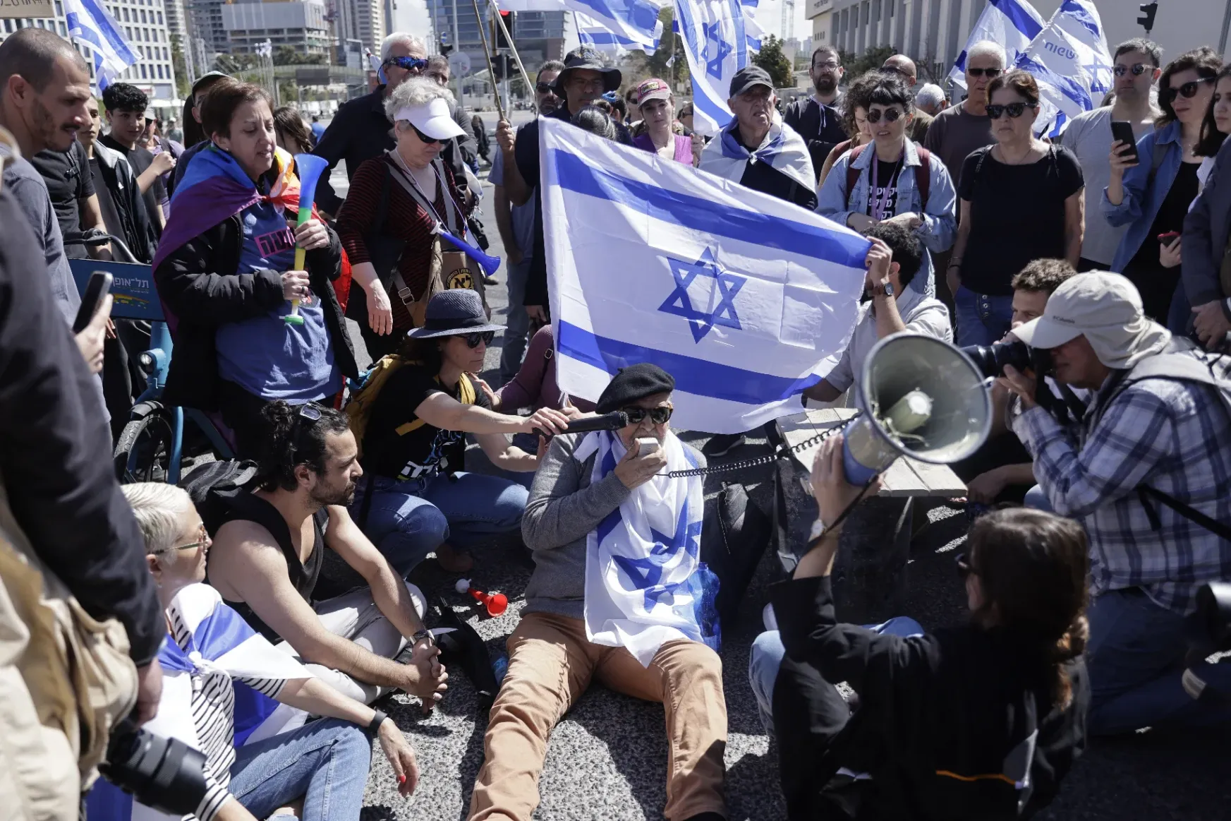 Utakat zártak le a tüntetők Izraelben, megpróbálták megakadályozni, hogy Netanjahu bejusson a reptérre