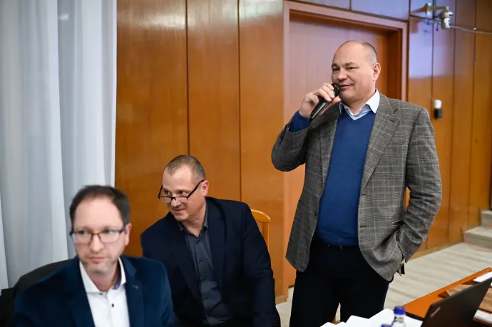 Várnai László zuglói önkormányzati képviselő (fent) és Balázs Attila, a Bayer Construct elnöke – Fotó: Bődey János / Telex