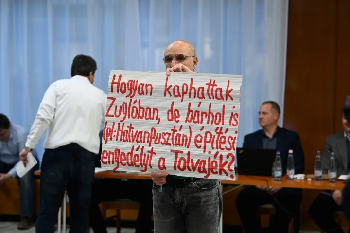 „Ezt a Karmelitában mondja, ne nekünk” – lakossági fórumon feszültek egymásnak a zuglóiak és a Bosnyák téri gigaberuházás vezetője