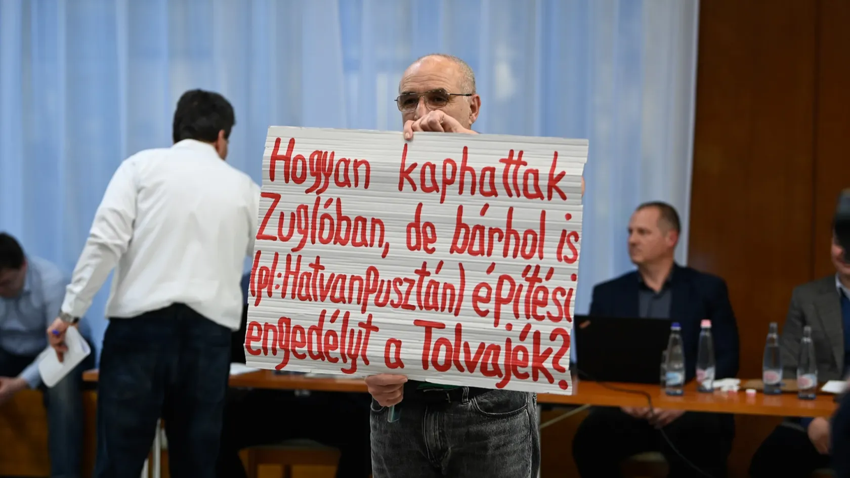 „Ezt a Karmelitában mondja, ne nekünk” – lakossági fórumon feszültek egymásnak a zuglóiak és a Bosnyák téri gigaberuházás vezetője