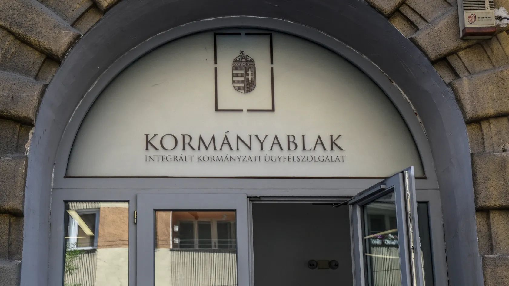 Rendszerhiba miatt jelenleg nem lehet gépjárművekkel kapcsolatos ügyeket intézni a kormányablakokban