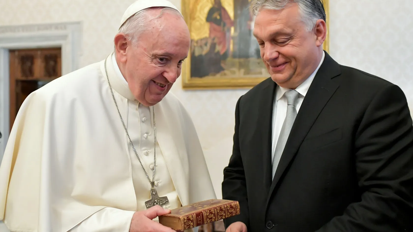 Orbán szerint csak ő és a Vatikán akar békét, Ferenc pápa mégis másképp gondolkodik a fegyverküldésről