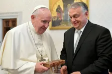 Orbán szerint csak ő és a Vatikán akar békét, Ferenc pápa mégis másképp gondolkodik a fegyverküldésről