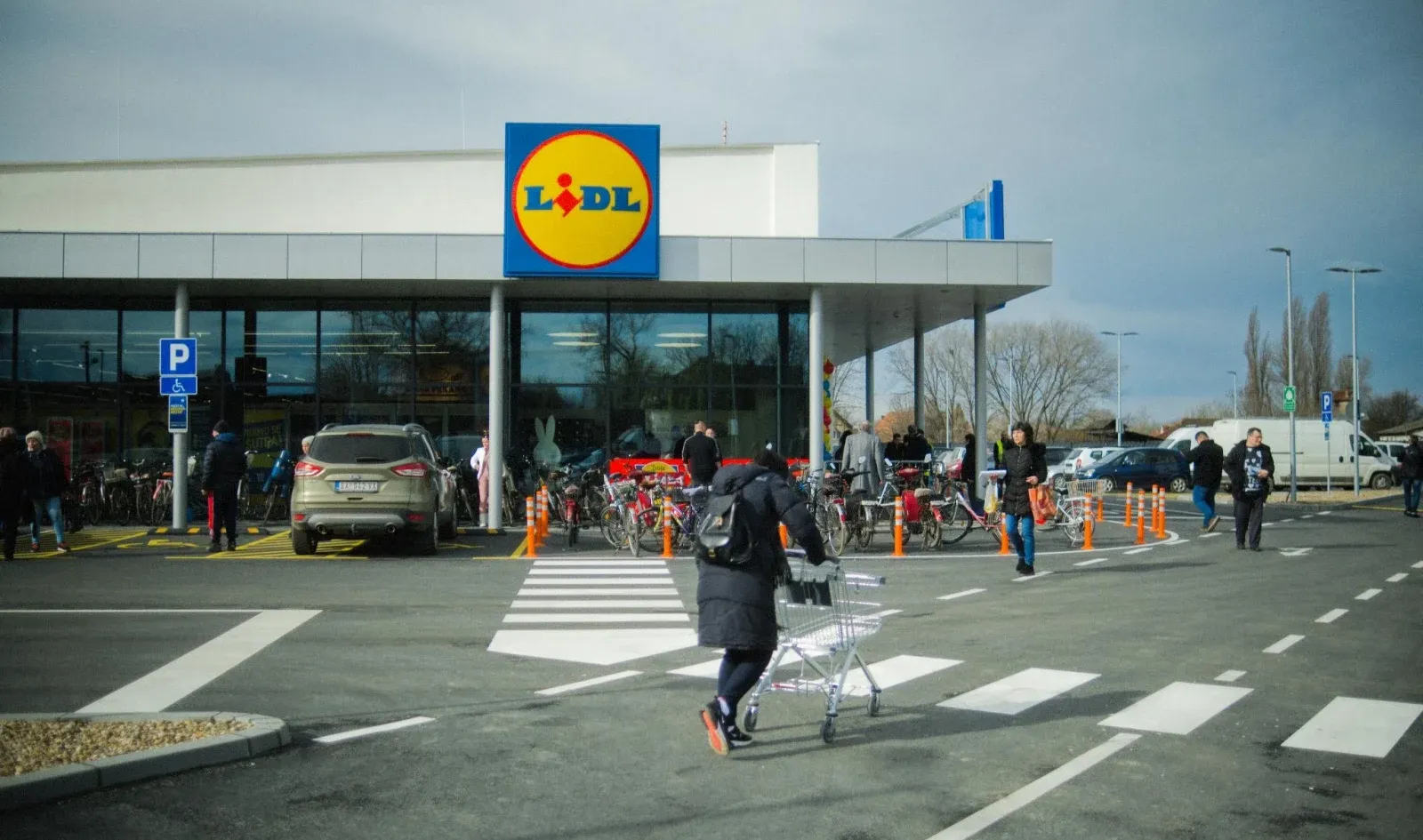 Gyertek, olcsó a csoki! – Végre megtörtént, amire ezrek vártak a Facebookon, megnyitott a Lidl Zentán