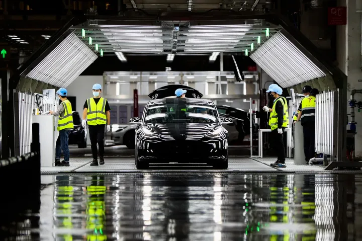 Minőség-ellenőrzés a Tesla sanghaji gyárában – Fotó: Ding Ting / Xinhua News Agency / AFP