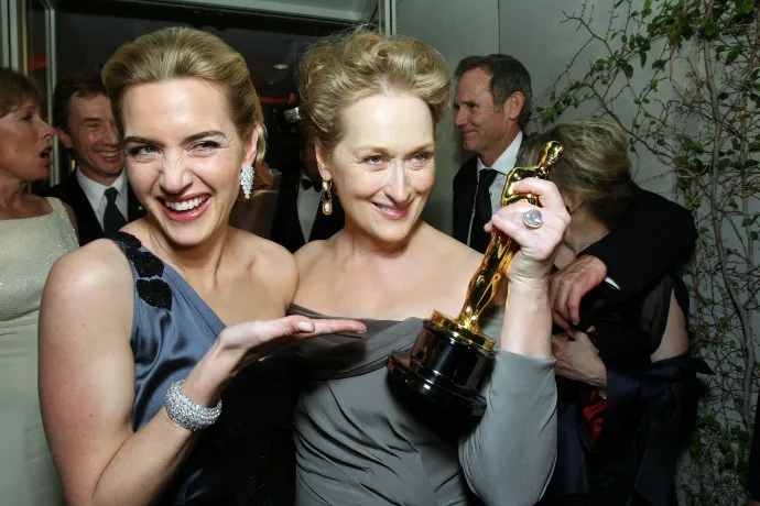 Kate Winslet pózol Meryl Streep színésznővel a 2009-es Vanity Fair Oscar-bulin Nyugat-Hollywoodban, Kaliforniában – Fotó: Eric Charbonneau / Getty Images