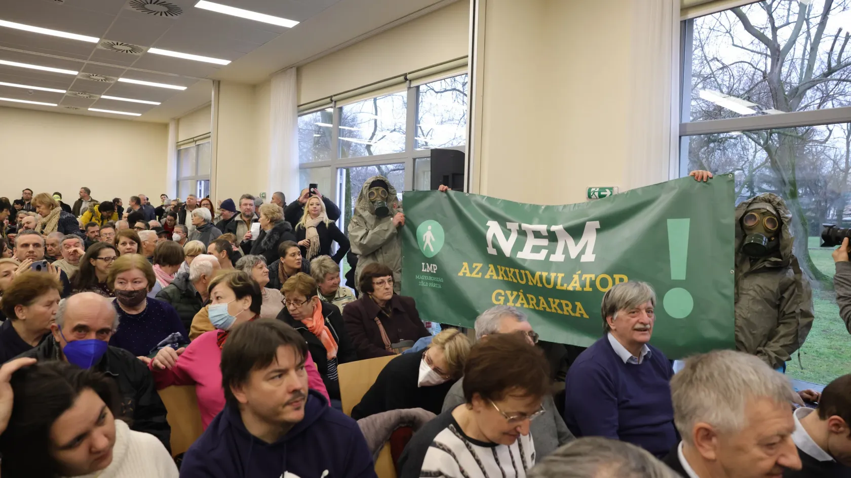 Medián: Minden második ember szerint be kellene tiltani az újabb akkumulátorgyárak építését