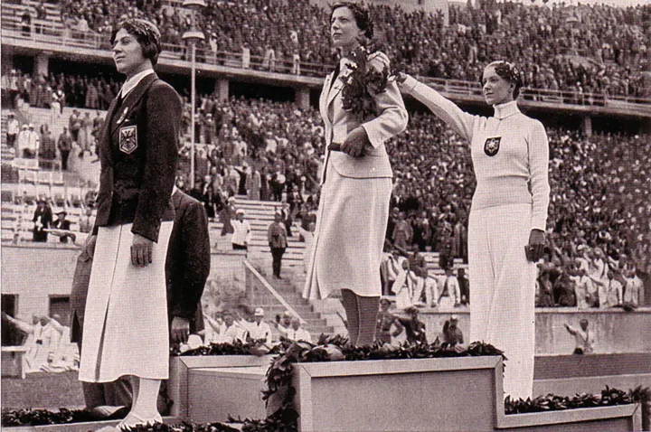 A győztes Elek Ilona középen, Mayer karját lendítve áll – Forrás: Wikimedia Commons