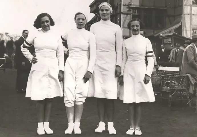 Elek Ilona (balról a második) 1933-ban, az Európa-bajnok magyar női tőrvívó csapatban – Forrás: Wikimedia Commons
