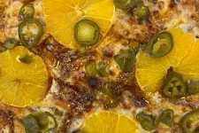 Egy kiskőrösi pizzéria jalapenós-BBQ-s-csirkés-narancsos Orbán-pizzát készít a miniszterelnök tiszteletére