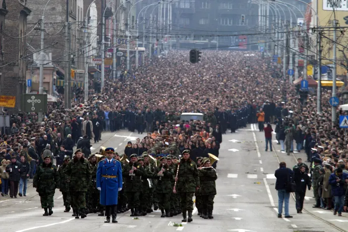 A több százezres temetői menet Belgrád utcáin 2003. március 15-én. Đinđićet a belgrádi Új Temetőben, az Elismert Polgárok útján temették el – Fotó: Oleg Nikishin / Getty Images