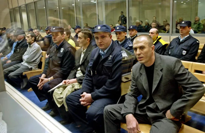 A Đinđić elleni merénylet bírósági tárgyalása a szervezett bűnözéssel foglalkozó különbíróság előtt 2003. december 22-én. A kép jobb oldalán szürke öltönyben a gyilkossággal gyanúsított Zvezdan Jovanović – Fotó: Koca Sulejmanovic / AFP