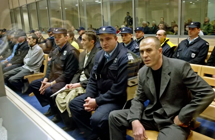 A Đinđić elleni merénylet bírósági tárgyalása a szervezett bűnözéssel foglalkozó különbíróság előtt 2003. december 22-én. A kép jobb oldalán szürke öltönyben a gyilkossággal gyanúsított Zvezdan Jovanović – Fotó: Koca Sulejmanovic / AFP