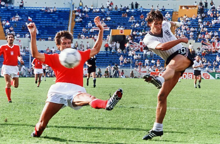 Lineker scores a goal against Poland in the 1986 World Cup - Photo: Staff / Agence France-Presse