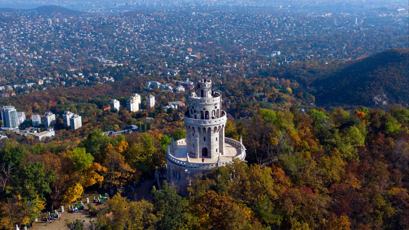 114 kilométer/órás széllökést mértek a János-hegyen