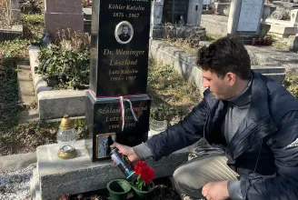 Fekete festékkel fújták le Szálasi emlékhelyét DK-s fiatalok a Farkasréti temetőben