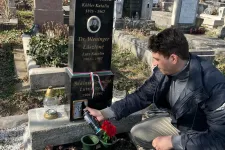Fekete festékkel fújták le Szálasi emlékhelyét DK-s fiatalok a Farkasréti temetőben
