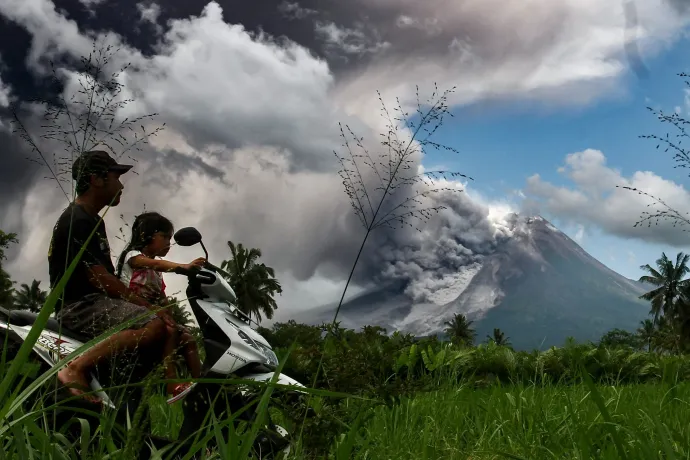 Kitört Indonéziában a Merapi vulkán, 553 földrengést okozott