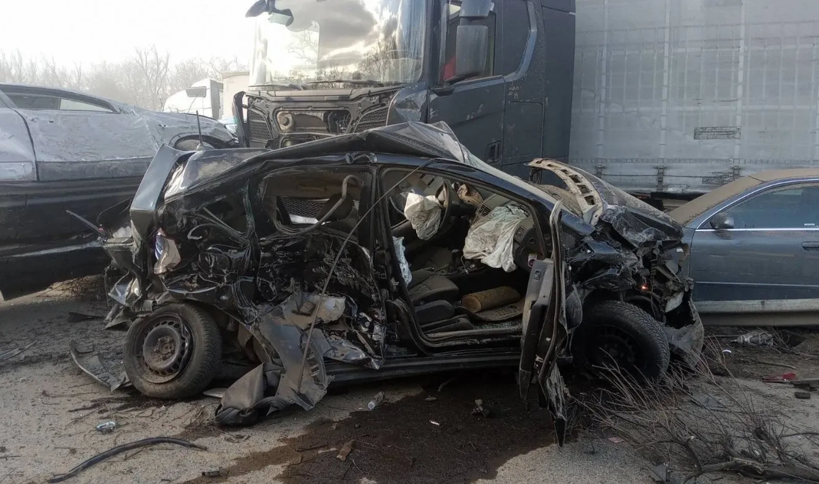 Átcsúszott egy kamion a szembejövő sávba, több autó kigyulladt, lezárták az M1-est