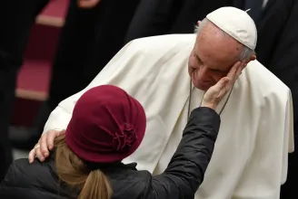 Ferenc pápa: Nem hagyhatjuk szó nélkül, hogy a nők visszaélések, kizsákmányolás áldozataivá váljanak