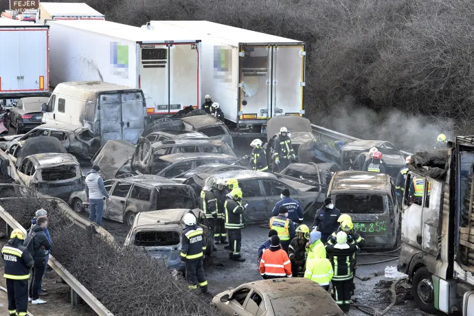 Tömegbaleset az M1-esen: 40-nél is több autó és kamion karambolozott a porviharban, 19 közülük ki is gyulladt