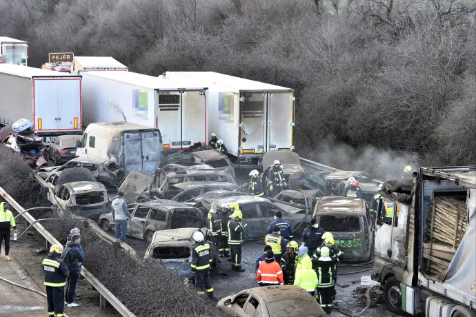 Tömegbaleset volt Magyarországon: 40-nél is több autó és kamion karambolozott a porviharban