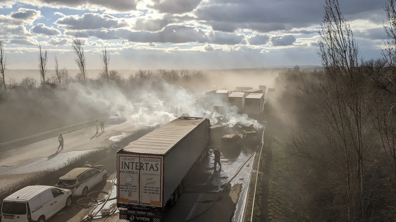 A közelben már volt autó, ami égett. Szerencsére hátulról már nem jöttek belénk
