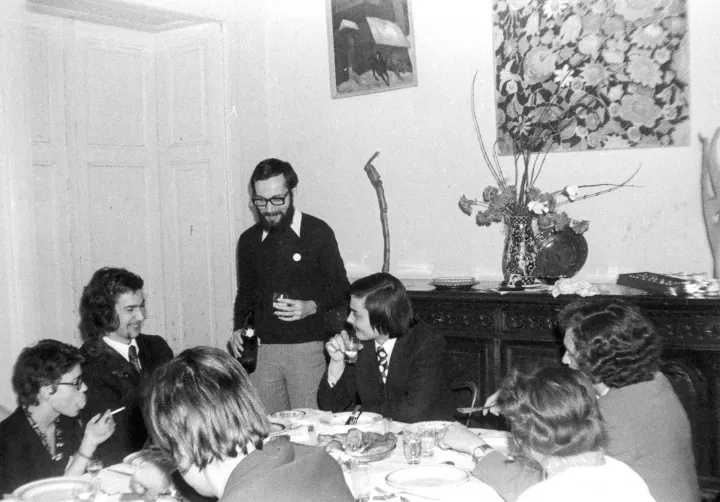 Tamás Gáspár Miklós a baráti körben, 1976-ban. Balról jobbra: Andrássy Kati, Egyed Péter, TGM, Darkó István – Fotó: Kabay László / Szőcs Petra személyes archívuma