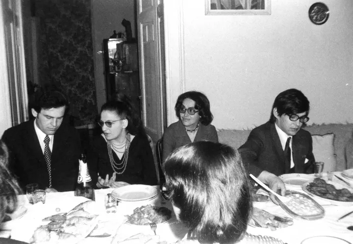 1976-ban Kolozsváron, baráti társaságban. Balról jobbra: Tőkés László, Balla Zsófia, Frankel Anna és Marius Tabacu – Fotó: Kabay László / Szőcs Petra szeméyes archívuma