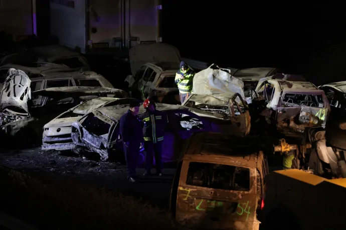 Befejezték a műszaki mentést, megnyitották az M1-est a tömegbaleset helyszínén