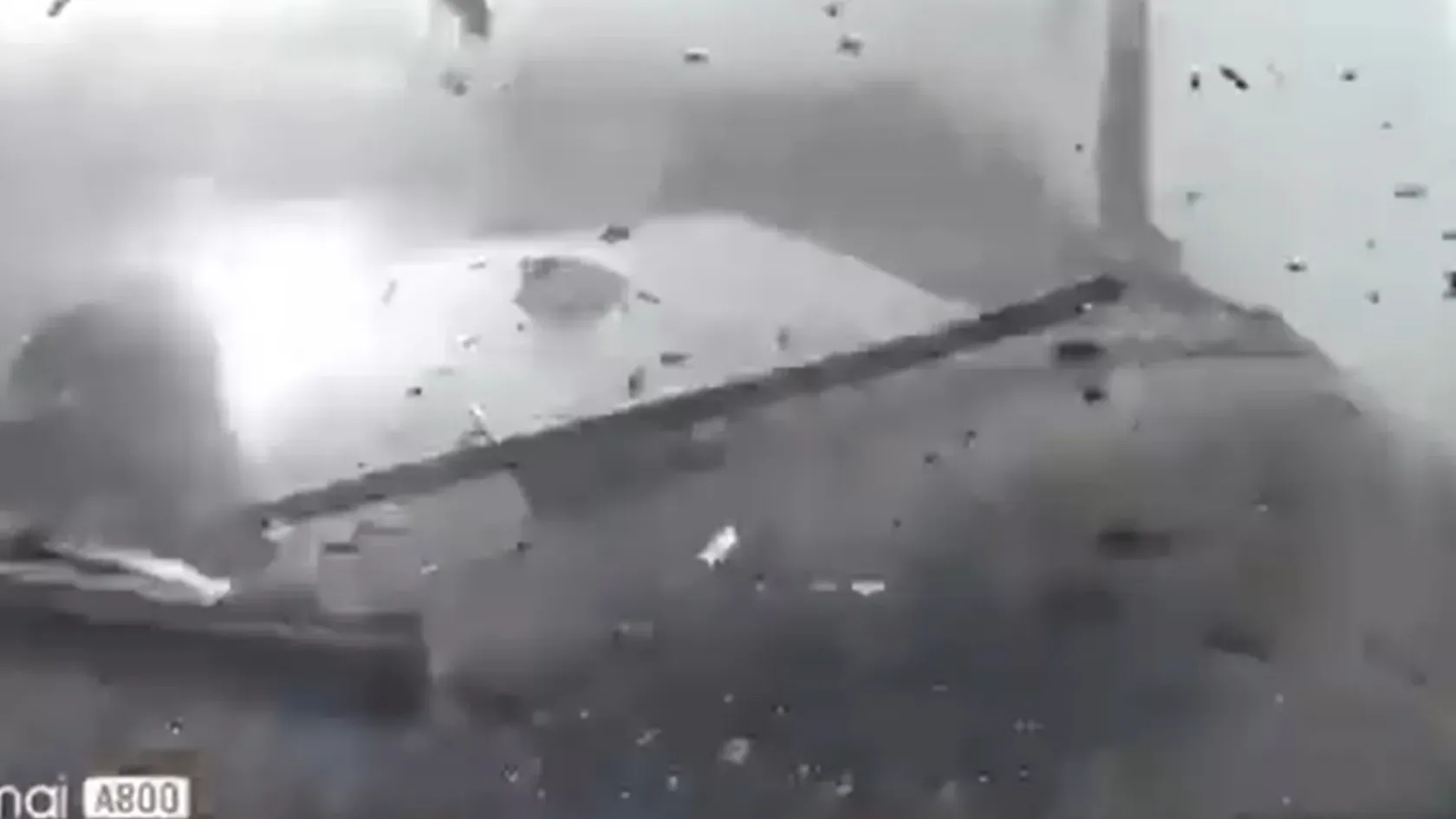 Egy durva videón az látszódhat, ahogy az egyik kamion belecsapódott az autókba az M1-esen