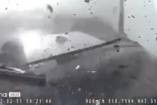 Egy durva videón az látszik, ahogy az egyik kamion belecsapódott az autókba az M1-esen