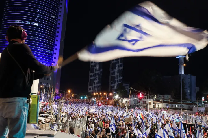 Sokan izraeli zászlókkal érkeztek vonultak utcára, hogy kifejezzék tiltakozásukat az igazságszolgáltatás ellen Tel-Avivban, Izraelben, 2023. március 11-én – Fotó: Nir Elias / NIR ELIAS