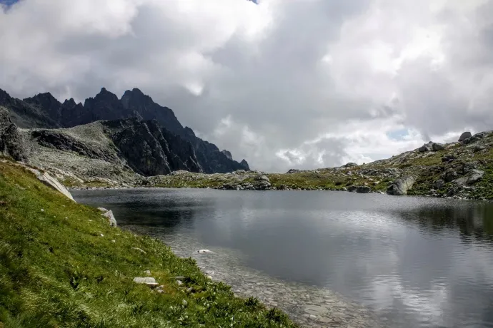 Fent: ereszkedés a Vörös-torony-hágóból, lent: a Sesterské pleso a Rabló-ház mellett – Fotó: Tenczer Gábor / Telex