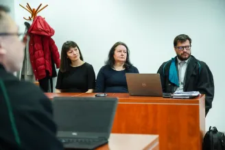 Elkezdődött az Eötvös és a Vörösmarty Gimnázium kirúgott tanárainak pere