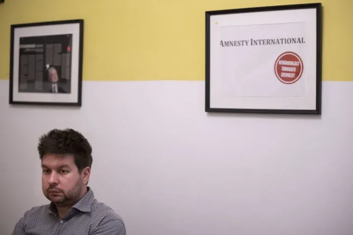 Zsarolással próbálják bocsánatkérésre bírni az Amnesty igazgatóját