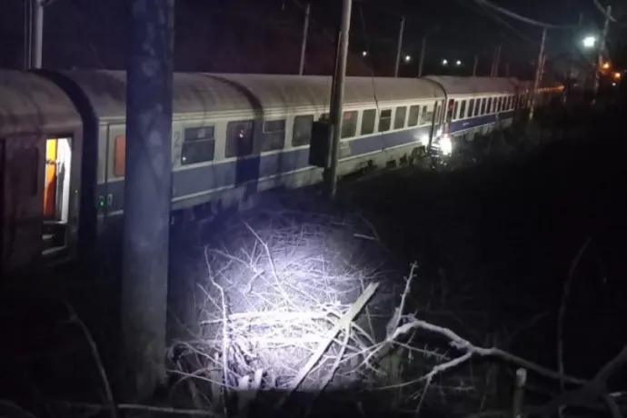 Mégis beleszaladt a bukaresti gyors a tehervonatba, méghozzá úgy, hogy három vagon kisiklott