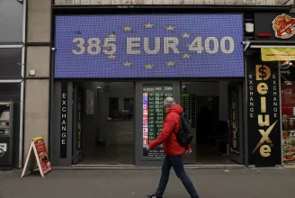 Pánikhangulatú zuhanás, 393 forintba is került egy euró