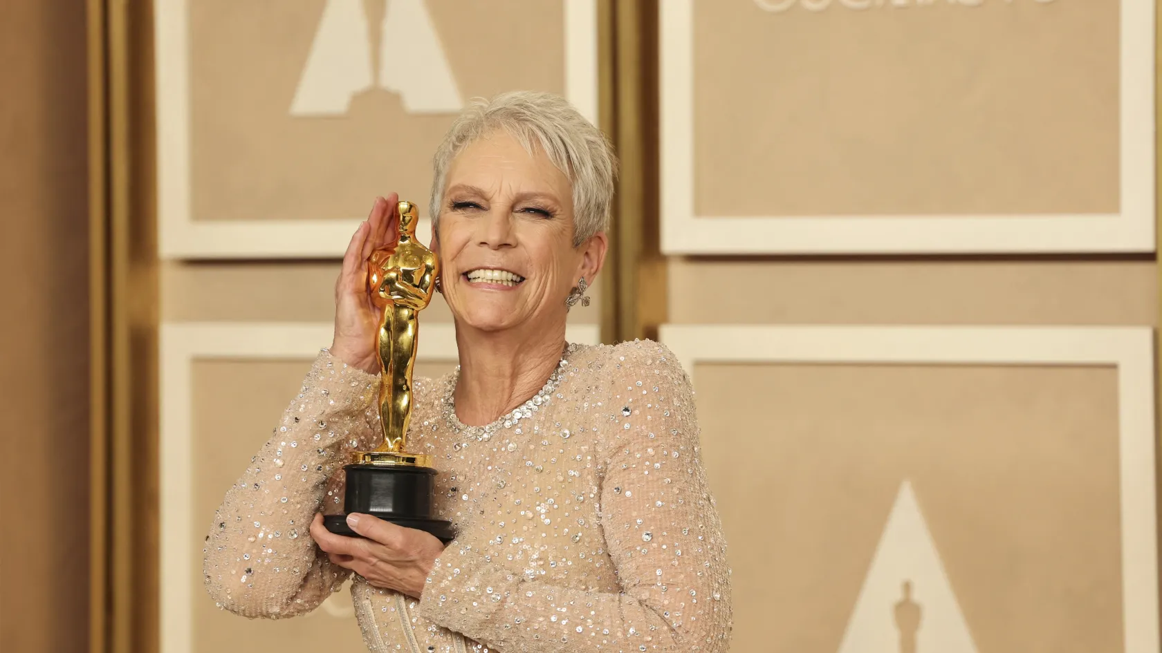 Jamie Lee Curtis átvette az Oscar-szobrocskáját, majd furcsa kérdéseket kapott magyar származásáról és elénekelt egy magyar gyerekdalt
