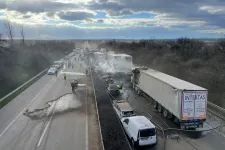 Síró, sikító emberek voltak körülöttünk mindenfelé, főként nők és gyerekek